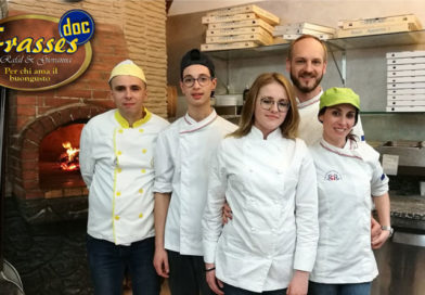 Una nobile iniziativa della pizzeria Frasses Doc di Piazza Armerina. Cibo ai bisognosi Una nobile iniziativa della pizzeria Frasses Doc di Piazza Armerina. Cibo ai bisognosi