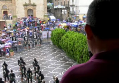 Palio dei Normanni: disturbata da un’acquazzone estivo inizia la manifestazione Palio dei Normanni: disturbata da un’acquazzone estivo inizia la manifestazione