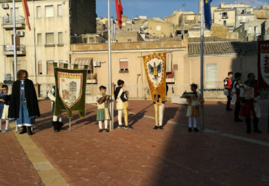 Piazza Armerina – Palio dei Normanni: con l’alzabandiera prende il via la 63esima edizione Piazza Armerina – Palio dei Normanni: con l’alzabandiera prende il via la 63esima edizione