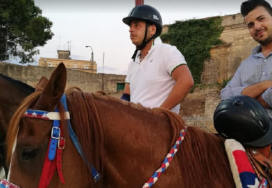 Palio dei Normanni: oggi si scelgono le dame a cavallo, mercoledì le “battle” finali per i cavalieri Palio dei Normanni: oggi si scelgono le dame a cavallo, mercoledì le “battle” finali per i cavalieri