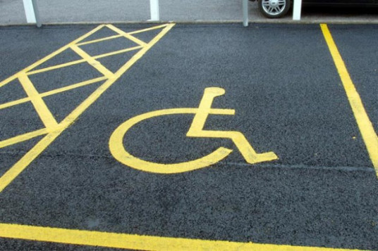 Enna – Stalli per il parcheggio dei disabili nei centri commerciali di Enna