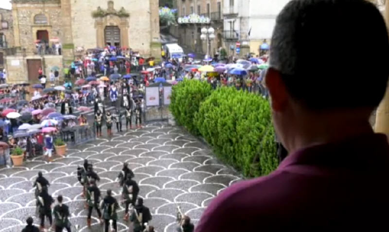 Palio dei Normanni: disturbata da un’acquazzone estivo inizia la manifestazione