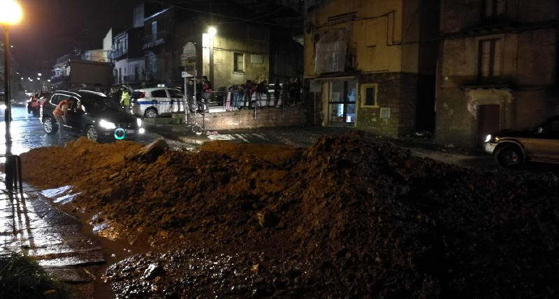 Bomba d’acqua su Piazza Armerina – Una famiglia intrappolata in casa liberata dai vigili del fuoco