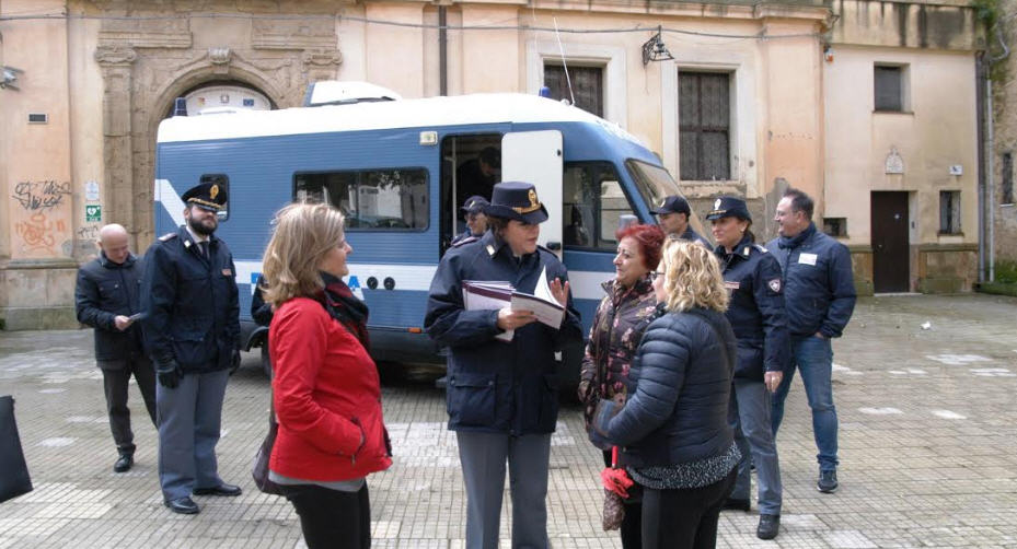 Enna – ll Camper della Polizia di Stato in piazza per la campagna di sensibilizzazione contro la violenza di genere