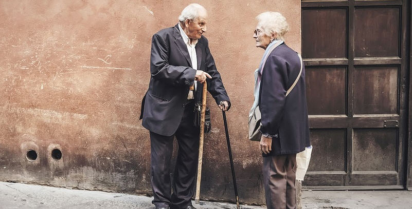 I lavoratori del servizio a domicilio per gli anziani, sospeso dal comune, in piazza l’8 marzo.