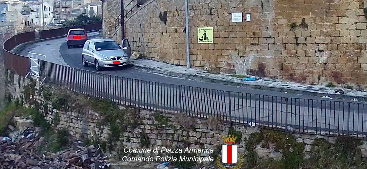 Piazza Armerina – Foto e multa per gli incivili che sporcano la città