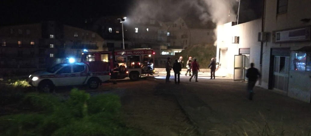 Piazza Armerina – A fuoco un garage nei pressi di via Mons. Palermo.