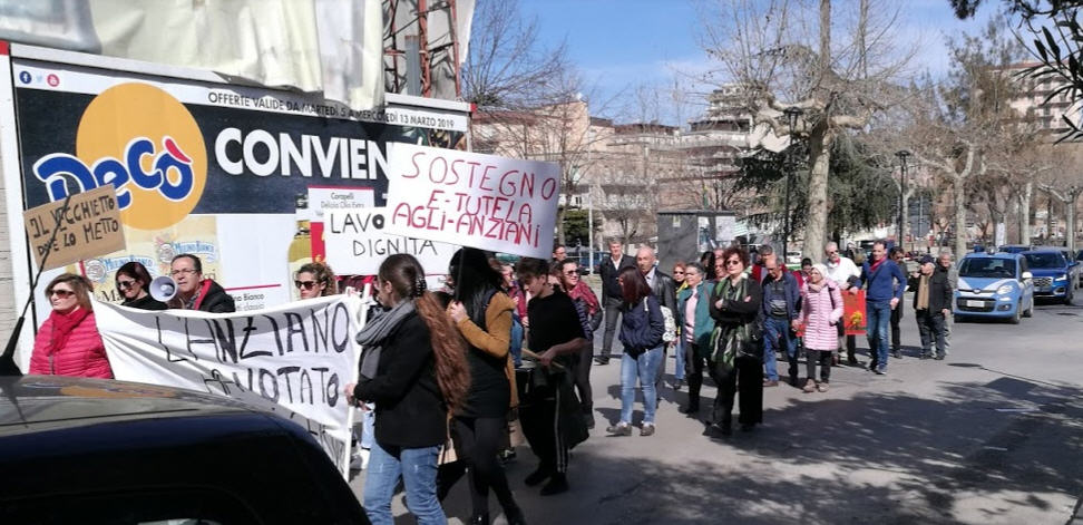 Piazza Armerina, i lavoratori del S.A.D. protestano in piazza per la sospensione del servizio