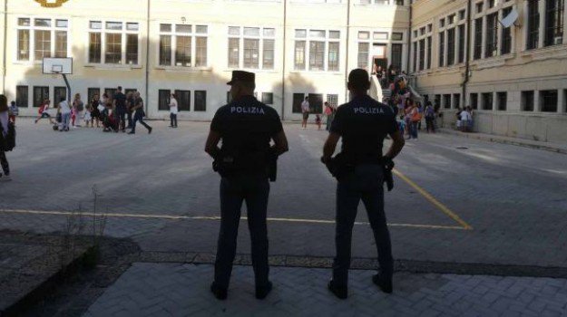 Droga nelle scuole, in Sicilia intensificati i controlli delle forze dell’ordine