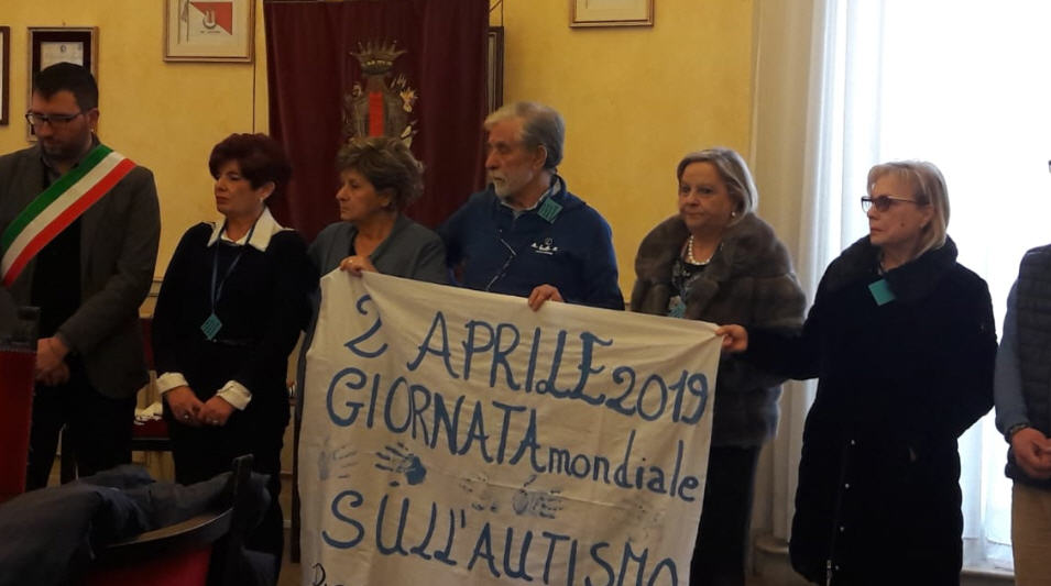 Giornata mondiale autismo, anche Piazza armerina ieri si è illumina di blu