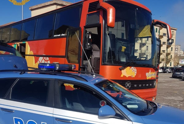 La Polizia Stradale di Enna blocca la partenza di una gita. Pullman senza revisione e ruote senza battistrada