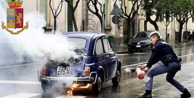 Una vecchia 500 va a fuoco. I poliziotti salavano il conducente.