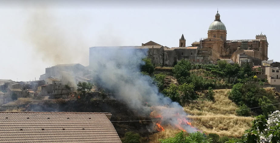 Piazza Armerina – Incendi: in fiamme la costa San Francesco