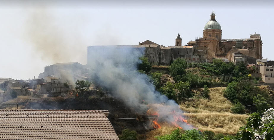 Ordinanza sindacale a Piazza Armerina impone rigorose misure antincendio