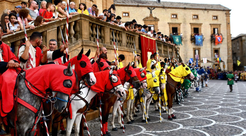 Palio dei Normanni: la vittoria della 65esima edizione al quartiere Canali.