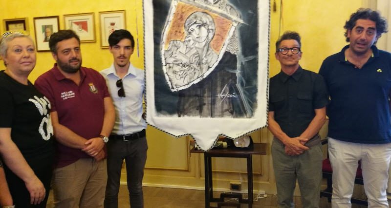 Presentato il drappo del Palio dei Normanni 2019. E’ stato Realizzato dall’artista milanese Miky Degni