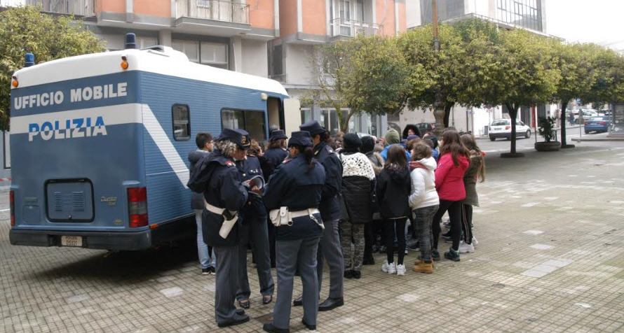 Campagna permanente della Polizia di Stato contro la violenza di genere «Questo non è amore».