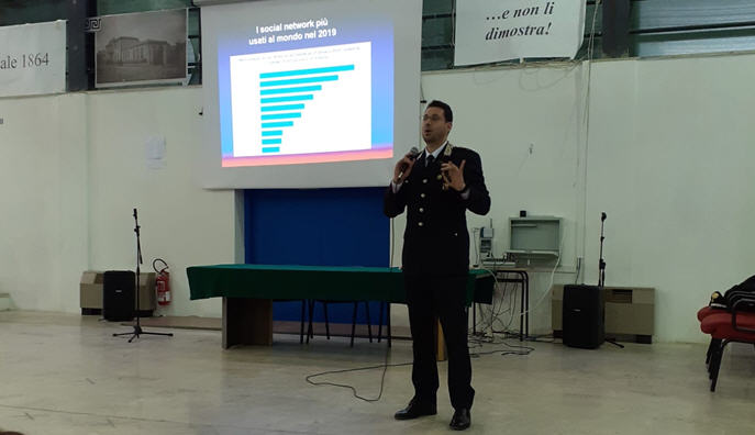 Piazza Armerina – Il comandante dei Carabinieri, Capitano Emanuele Grio incontra gli studenti del Majorana-Cascino