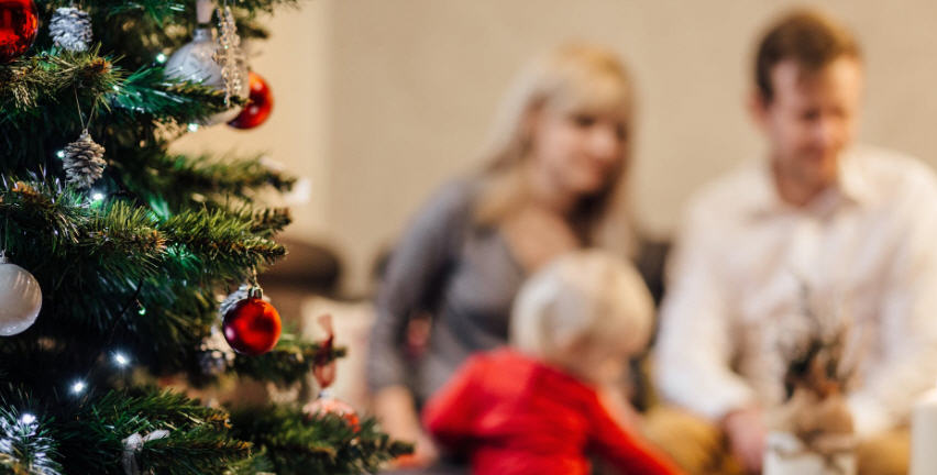 Luci ed ombre sotto l’albero. Il decalogo della felicità