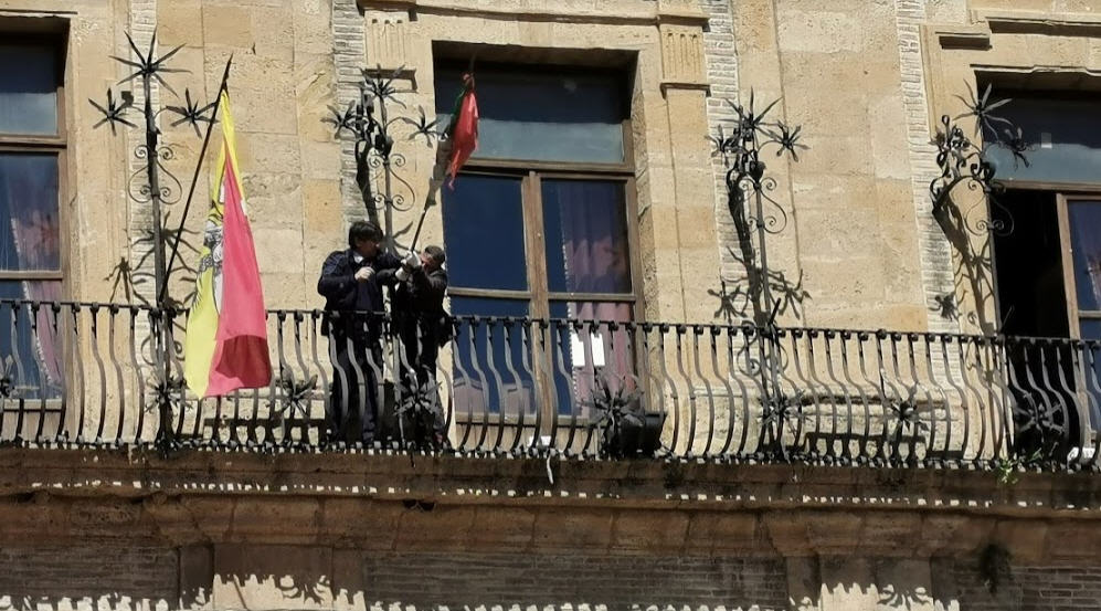 Piazza Armerina – Si cambiano le bandiere in municipio e a palazzo di Città