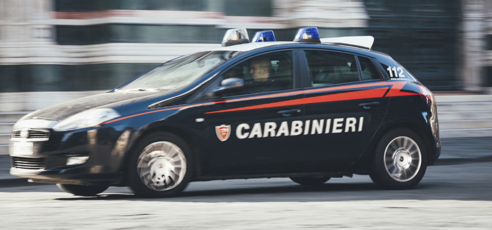 Aggredisce i carabinieri dopo essere stato trovato in possesso di materiale proveniente da refurtiva