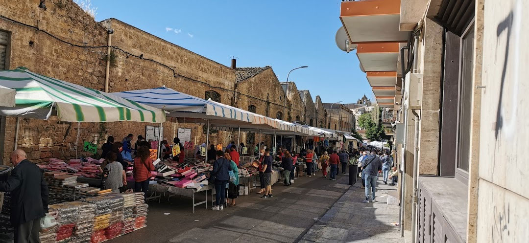 Ritorna il mercato ma è probabile che in futuro venga contingentato l’ingresso. Poco rispetto per le norme anticovid.