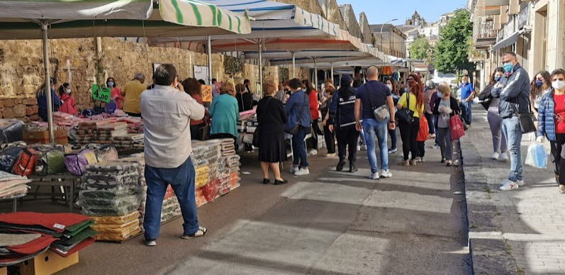 Piazza Armerina – Mercato settimanale:”multe fino a 3000 euro per commercianti e clienti che non indossano correttamente la mascherina”