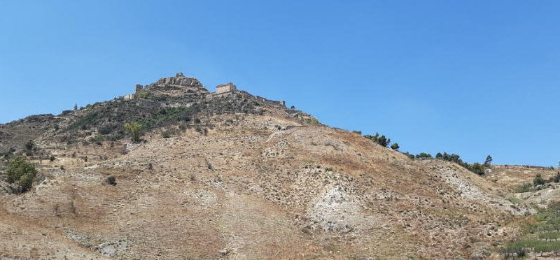 Sp 21. Nella notte rotola giù un masso nei pressi del centro abitato di Agira