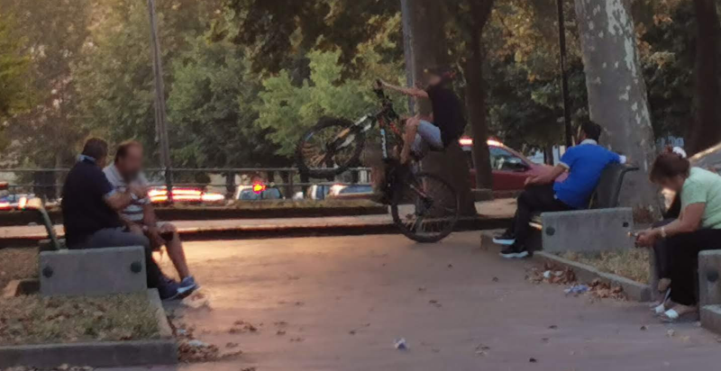 Piazza Armerina – In piazza Cascino biciclette sui marciapiedi e pedoni in pericolo.