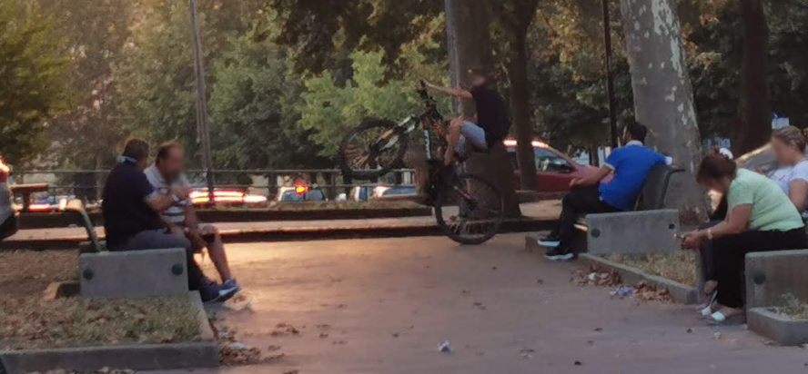 Piazza Armerina – In piazza Cascino biciclette sui marciapiedi e pedoni in pericolo.