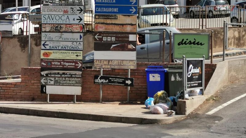 Piazza Armerina – Rifiuti abbandonati. Chi sporca fuori è sporco dentro.