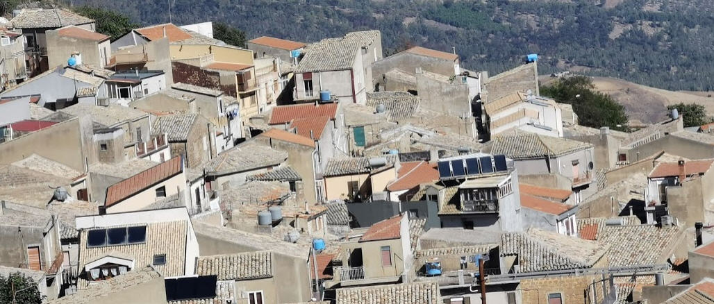 Commemorazione defunti, Aidone si adegua. Contingentate le presenze all’interno del cimitero