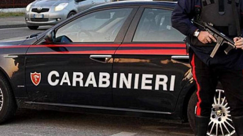 Agira – Padre e figlio arrestati dai carabinieri per detenzione illegale di armi e allaccio abusivo alla rete elettrica