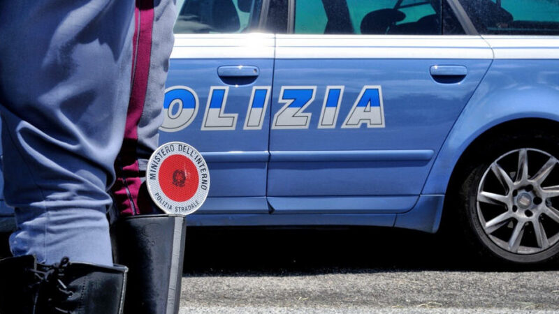 Paura ad Enna: lancia liquido corrosivo e vasi contro gli avventori di un negozio. La polizia individua la presunta colpevole