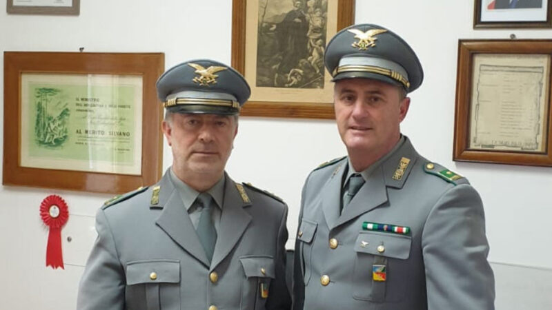 Il comandante Roberto Franchino e l’ispettore superiore Oscar Sole del Corpo Forestale da oggi in pensione
