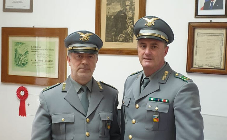 Il comandante Roberto Franchino e l’ispettore superiore Oscar Sole del Corpo Forestale da oggi in pensione