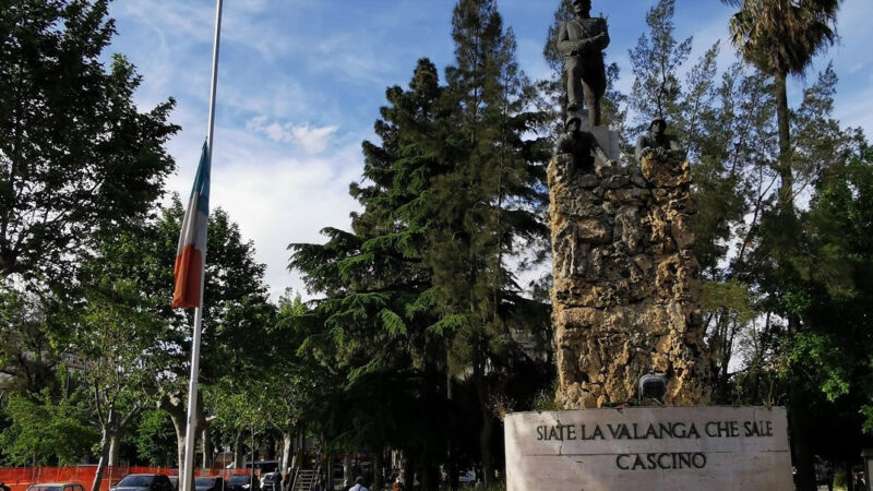 Piazza Armerina –  La bandiera italiana di piazza Cascino “appesa” e a mezz’asta.