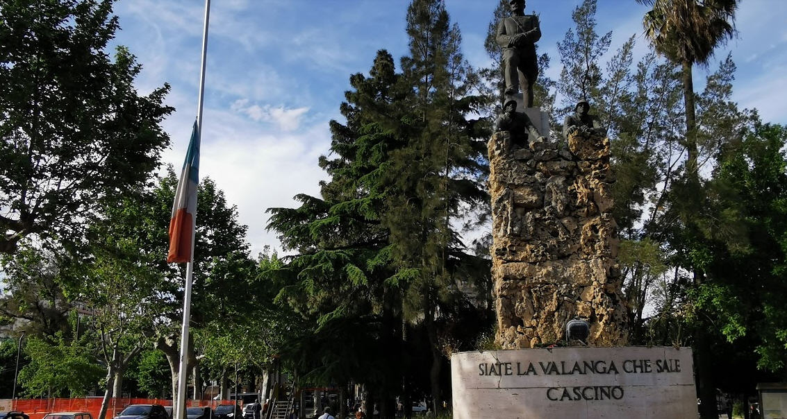 Piazza Armerina –  La bandiera italiana di piazza Cascino “appesa” e a mezz’asta.