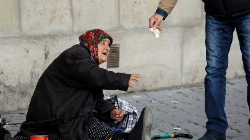 Aiuti alimentari a persone in gravi condizioni di indigenza dall’associazione Luciano Lama