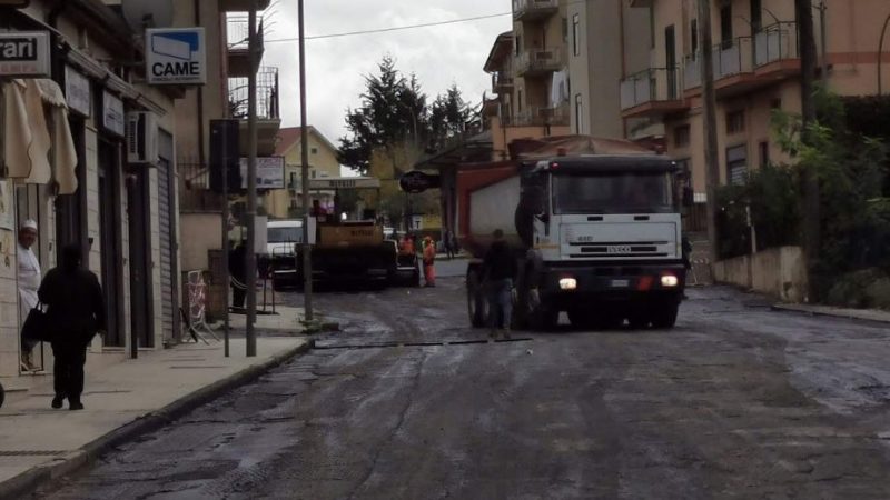 Piazza Armerina – Iniziata oggi l’asfaltatura della Via Giosuè Carducci