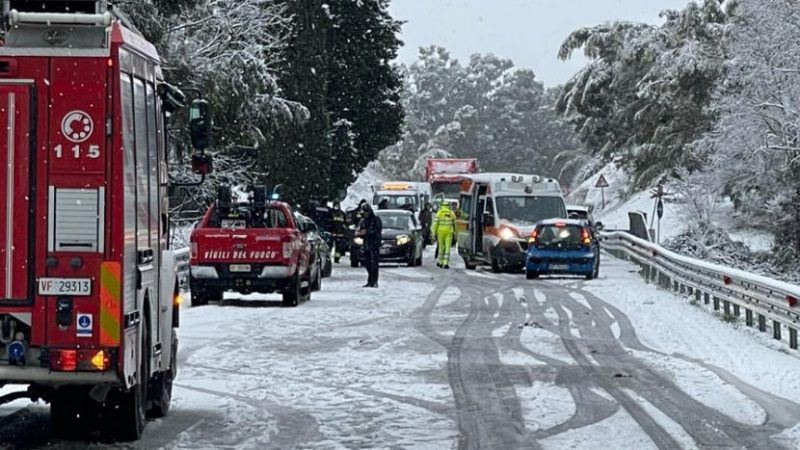 Piazza Armerina – La neve causa incidenti e file lungo la 117 bis. Attenti al ghiaccio