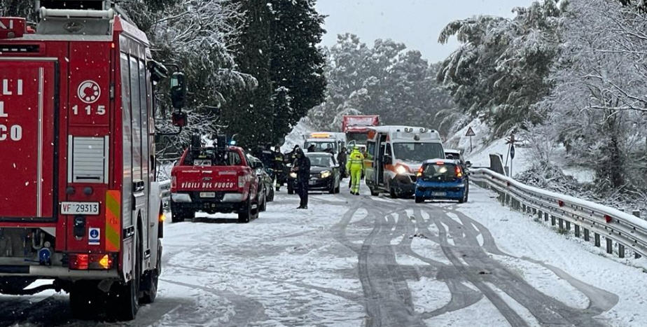 Piazza Armerina – La neve causa incidenti e file lungo la 117 bis. Attenti al ghiaccio