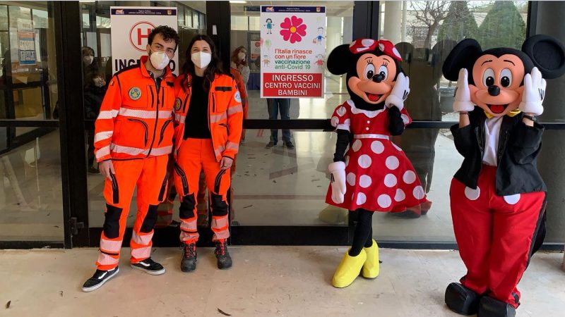 Minnie e Topolino al centro vaccinale pediatrico di Enna