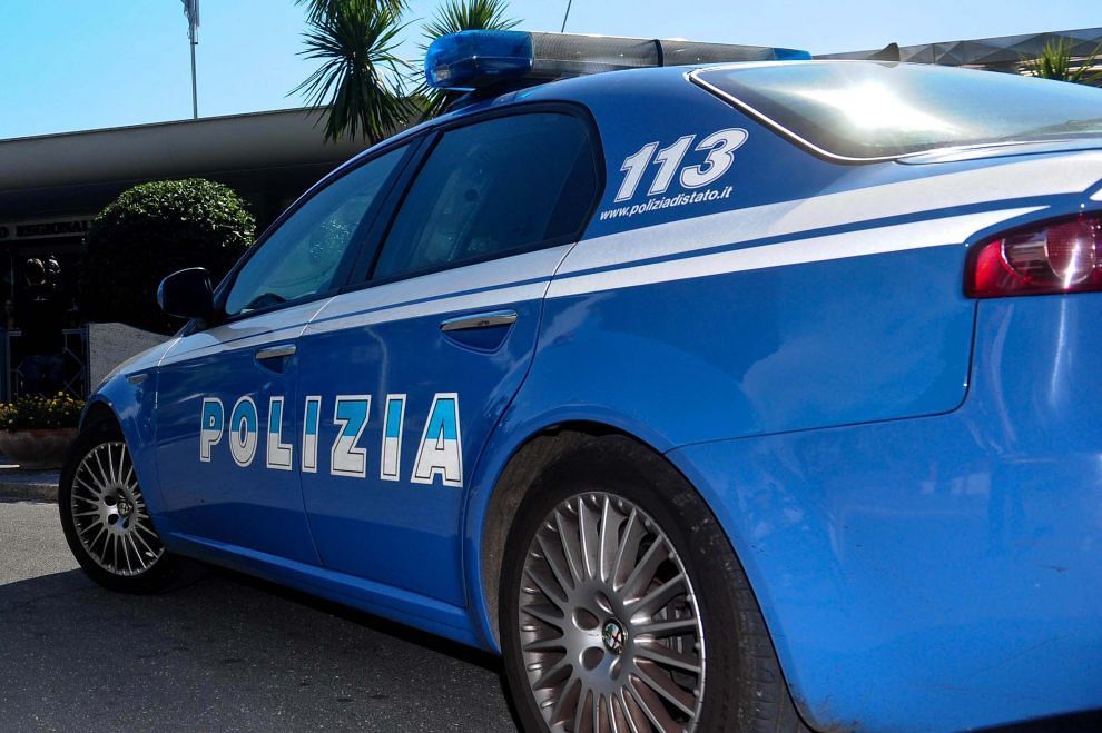 La Polizia di Stato sottopone quattro soggetti al divieto di accesso ai locali di pubblico intrattenimento ed esercizi pubblici nonchè al divieto di stazionamento nelle immediate vicinanze degli stessi per il periodo di 2 anni