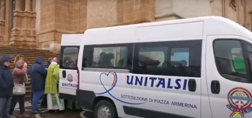 Un pulmino sulla strada della solidarietà