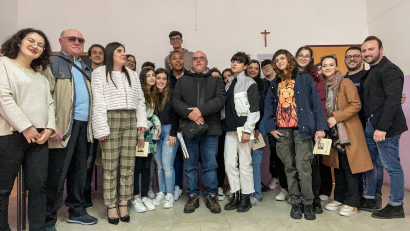 Incontro tra liceali e non vedenti a Caltagirone: Un dialogo al buio per l’inclusione