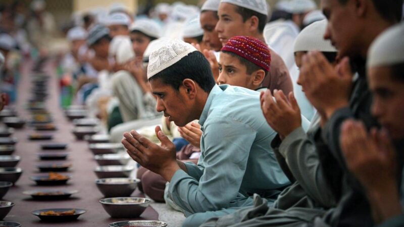 Per i musulmani inizia il Ramadan: tradizione millenaria per la spiritualità e la solidarietà