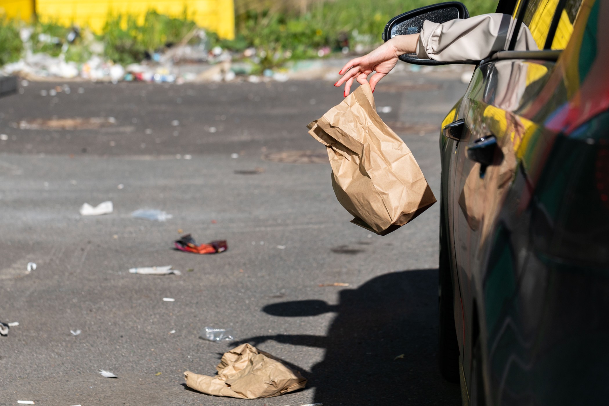 Piazza Armerina: la sporcizia delle strade come arma politica usata da squallidi individui? Ci auguriamo di no.