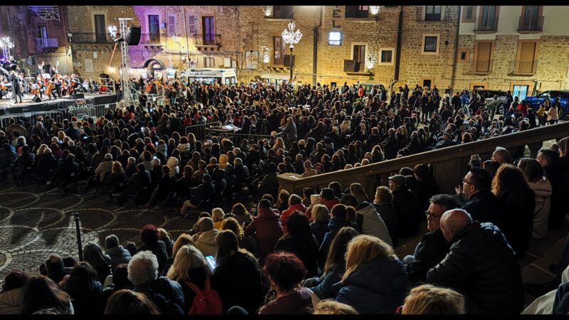 Piazza Armerina. Inaugurato il Barock Festival. Morgan e il Coro siciliano in una piazza Cattedrale gremita. Alcuni episodi di inciviltà. 