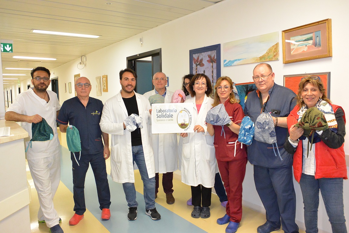 Asp Enna – La Missione Speranza e Carità di Palermo dona copricapi al reparto di Oncologia dell’Ospedale Umberto I di Enna